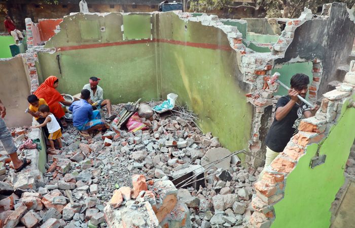 একদিকে ভাঙা হচ্ছে আর অন্যদিকে খোলা আকাশের নিচে পরিবার নিয়ে খাবার খাচ্ছে । 