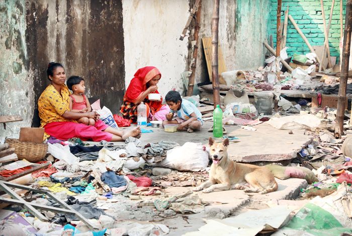 খোলা আকাশের নিচে একটি পরিবার ।