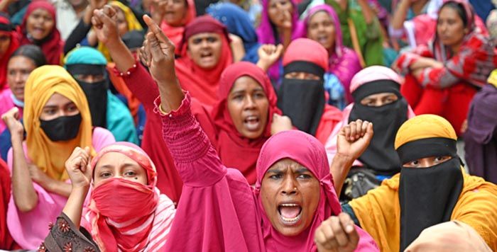 এ্যাচিভ ফ্যাশন লিমিটেডের লে-অফ প্রত্যাহার বরে কারখানা চালুসহ বিভিন্ন দাবিতে শ্রমভবন ঘেরাও করে বিক্ষোভ করে  এ্যাচিভ ফ্যাশন লিমিটেডের শ্রমিকরা । ছবি : প্রবা