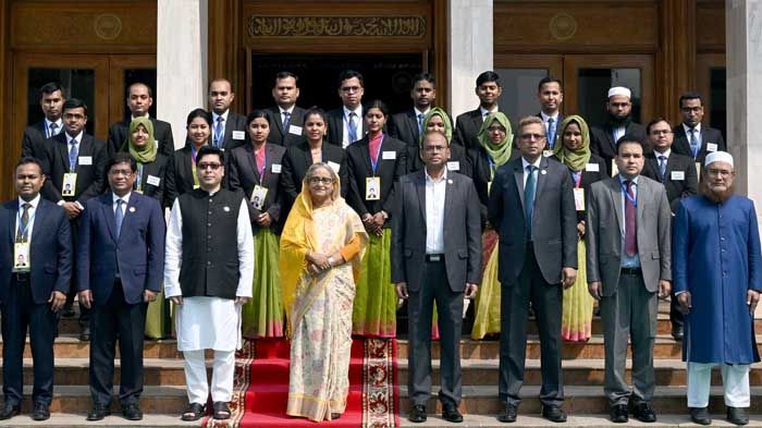 প্রধানমন্ত্রীর কার্যালয়ে বাংলাদেশ লোকপ্রশাসন প্রশিক্ষণকেন্দ্র আয়োজিত বিসিএস কর্মকর্তাদের ৭৪তম বুনিয়াদি প্রশিক্ষণ কোর্স-এর সনদ বিতরণ ও সমাপনী অনুষ্ঠানে সনদপ্রাপ্তদের মাঝে প্রধান অতিথি প্রধানমন্ত্রী শেখ হাসিনা। ছবি : পিএমও 