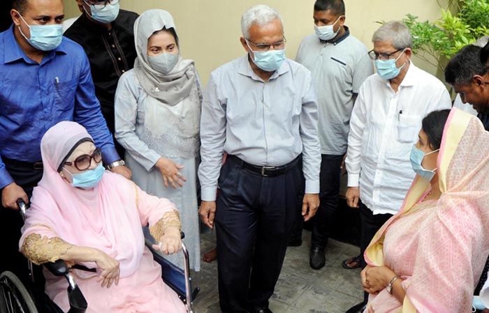স্বাস্থ্য পরীক্ষার জন্য গুলশানের বাসা থেকে হাসপাতালে যাচ্ছেন বিএনপির চেয়ারপার্সন বেগম খালেদা জিয়া। ছবি : প্রবা 
