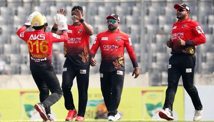কুমিল্লাকে দেড়শ ছাড়ানো চ্যালেঞ্জ চট্টগ্রামের