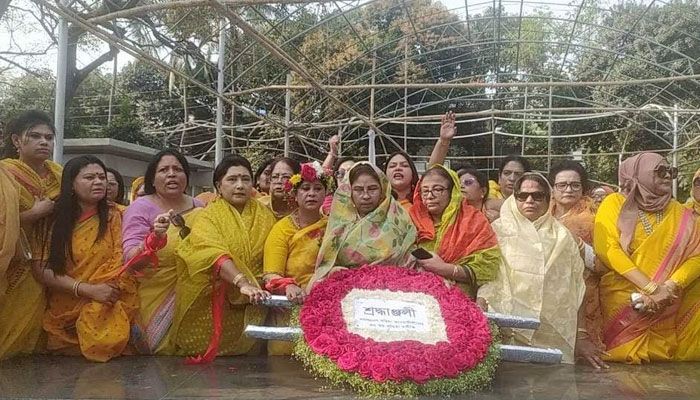 ৫৪তম প্রতিষ্ঠাবার্ষিকীতে বঙ্গবন্ধুর প্রতিকৃতিতে মহিলা আওয়ামী লীগের শ্রদ্ধা 