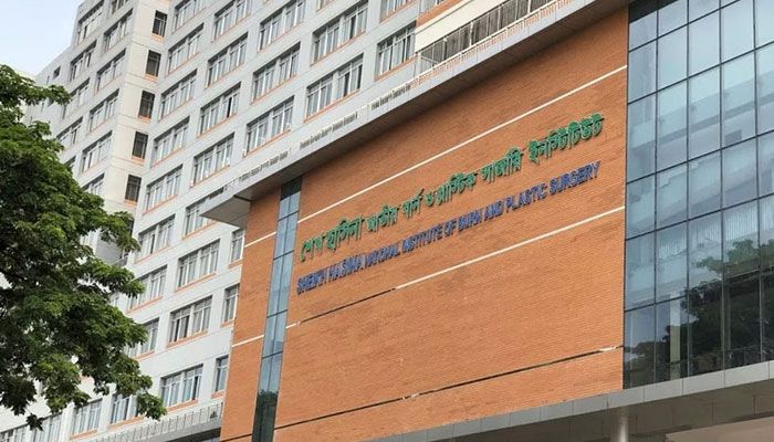 গুলশানে অগ্নিকাণ্ডে আহতদের চিকিৎসায় ১৮ সদস্যের মেডিকেল বোর্ড