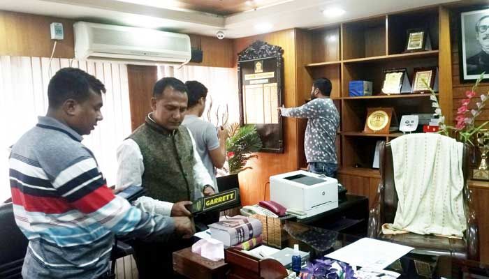 অডিও রেকর্ডের ডিভাইস খুঁজতে ইবি ভিসির কক্ষে তল্লাশি