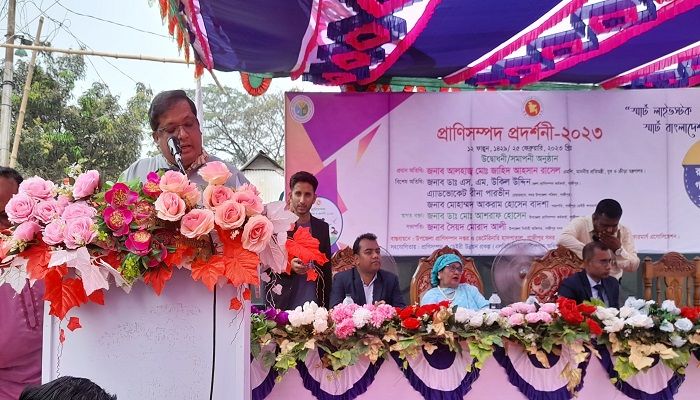 গাজীপুর শহরের রথখোলা এলাকায় প্রাণিসম্পদ প্রদর্শনীর উদ্বোধনী অনুষ্ঠানের প্রধান অতিথির বক্তব্য রাখছেন যুব ও ক্রীড়া প্রতিমন্ত্রী। প্রবা ফটো