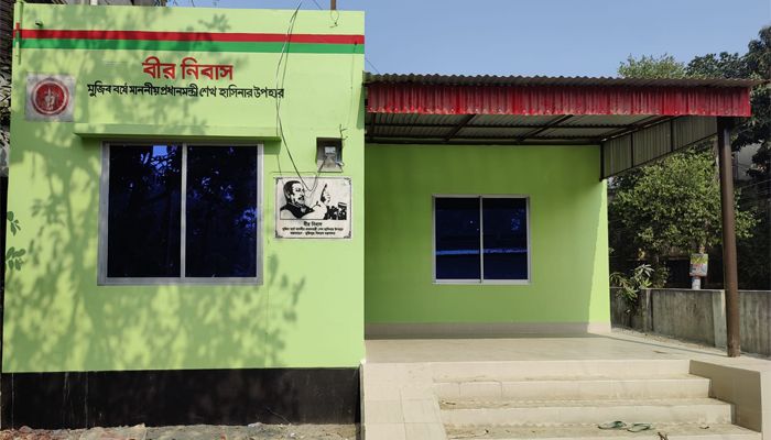 ‘বীর নিবাস’ পেলেন গাজীপুরে ৩৮ বীর মুক্তিযোদ্ধা পরিবার
