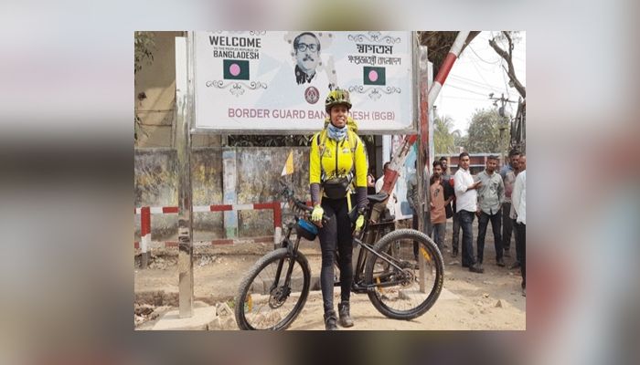 বাইসাইকেল চালিয়ে কাশ্মিরি তরুণী বাংলাদেশে