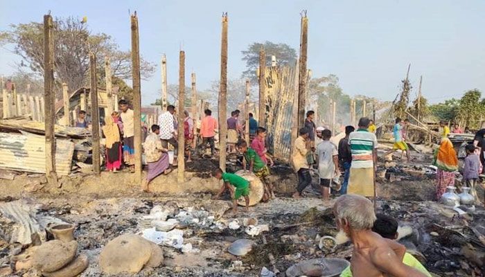 আগুনে পুড়ল ৩৭ বসতঘর 
