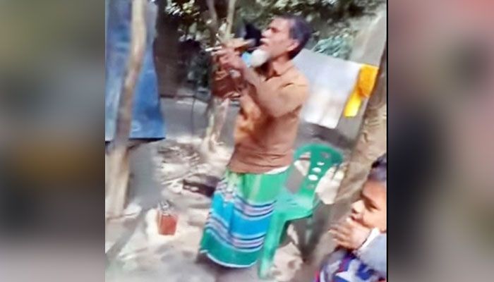 মোবাইল চুরির পর মাইক ভাড়া করে চোরকে গালি