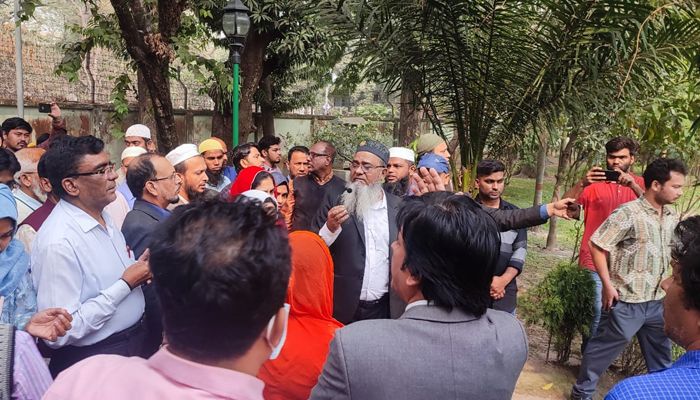 ঢাবি উপাচার্যের বাসভবনের সামনে পরীক্ষা নিয়ন্ত্রকের মোনাজাত