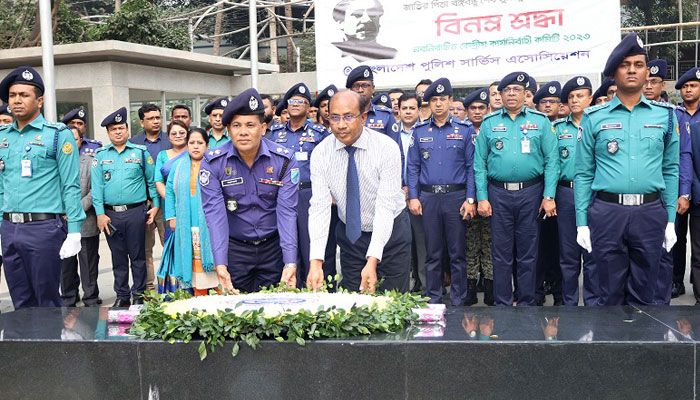 বঙ্গবন্ধুর প্রতিকৃতিতে পুলিশ সার্ভিস অ্যাসোসিয়েশনের শ্রদ্ধা 