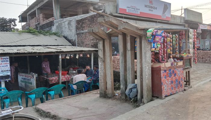 শহীদ মিনারে বসে দোকান, দেওয়া হয় না ফুল