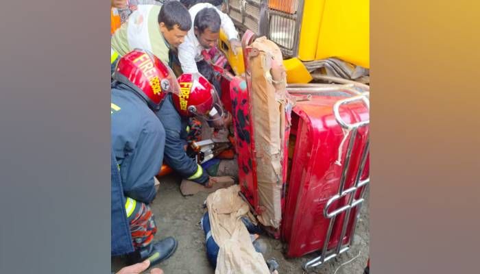 কাভার্ডভ্যানচাপায় অটোরিকশার যাত্রী নিহত