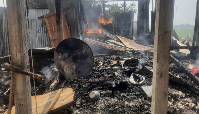 ‘মাদক’ নিয়ে দ্বন্দ্বে যুবক হত্যা, কারবারির বাড়ি পোড়াল বিক্ষুদ্ধরা