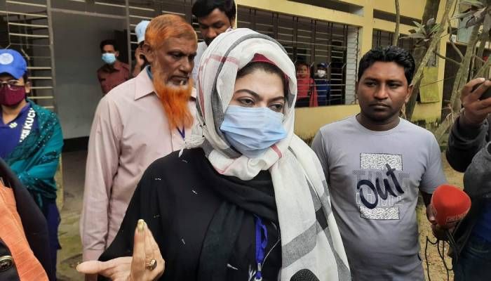 ‘অসুস্থ নির্বাচন’ স্থগিতের দাবি আসিফের স্ত্রীর