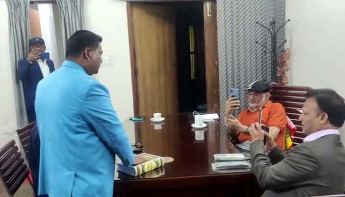 কুরআন ছুঁয়ে ‘আনুগত্যের শপথ’ এমপি ফারুকের অফিসে