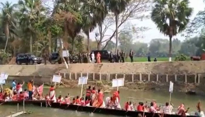 গাড়ি থামিয়ে নৌকাবাইচ উপভোগ প্রধানমন্ত্রীর