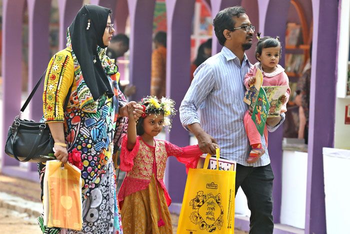 অমর একুশে বইমেলায় শুক্রবার শিশুপ্রহরে মা-বাবা ও স্বজনদের সঙ্গে বইমেলায় এসে বিভিন্ন স্টল ঘুরে বই কিনছে শিশুরা।  