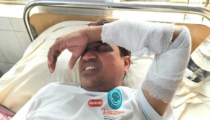 রূপগঞ্জে প্রধান শিক্ষককে পেটালেন আওয়ামী লীগ নেতা