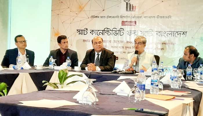 ‘স্মার্ট কানেকটিভি ফর স্মার্ট বাংলাদেশ’ শীর্ষক সেমিনারে আলোচকরা। প্রবা ফটো  