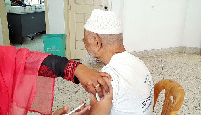 শিশিতে নেই, কাগজে আছে করোনা টিকার মেয়াদ
