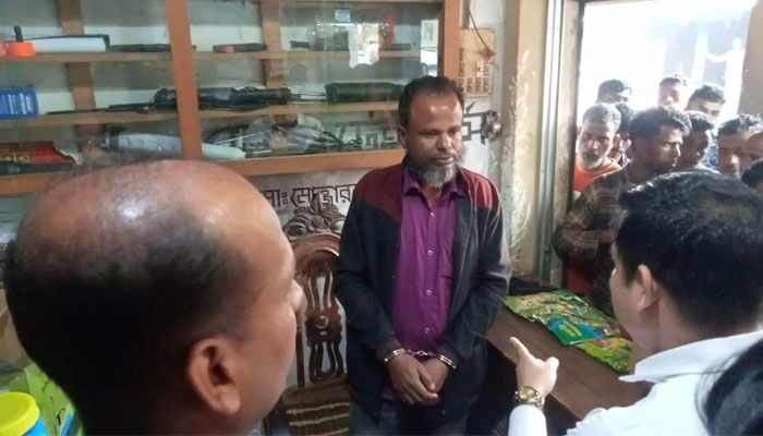 গ্যানিংগঞ্জ বাজারে ভেজাল কীটনাশক বিক্রির দায়ে ব্যবসায়ী আনোয়ার আলীকে জেল ও জরিমানা করেছে ভ্রাম্যমাণ আদালত। প্রবা ফটো
