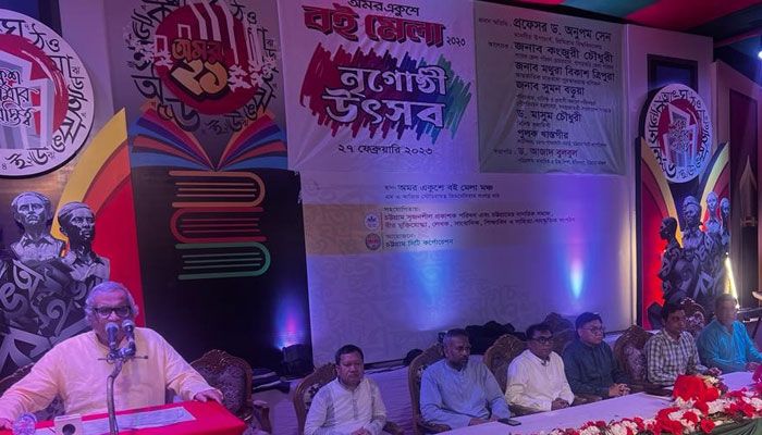 সোমবার চট্টগ্রামে আয়োজিত বইমেলা মঞ্চে সংখ্যালঘু জাতিসত্তার উৎসবে প্রধান অতিথির বক্তব্য রাখছেন ড. অনুপম সেন। প্রবা ফটো 