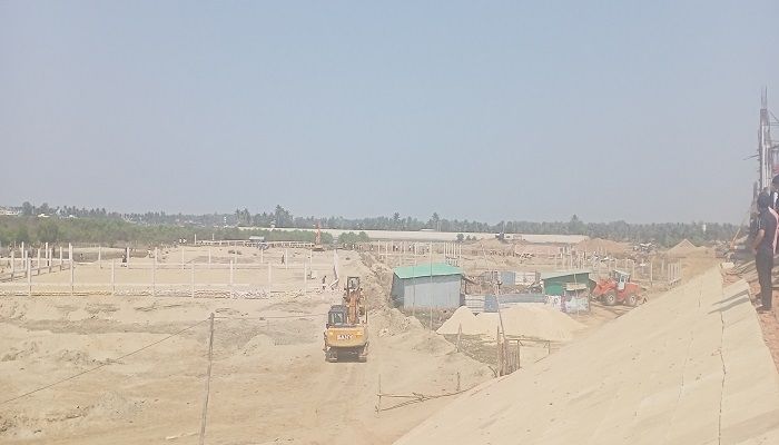 বাঁকখালী নদীর তীরে গড়ে ওঠা অবৈধ স্থাপনা উচ্ছেদ অভিযান চলছে। প্রবা ফটো
