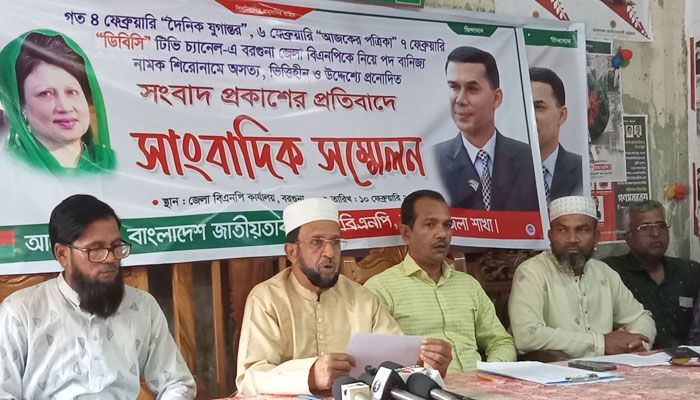 বরগুনা জেলা বিএনপির সংবাদ সম্মেলনে লিখিত বক্তব্য পাঠ করেন জ্যেষ্ঠ যুগ্ম আহবায়ক এজেডএম সালেহ ফারুক।   প্রবা ফটো