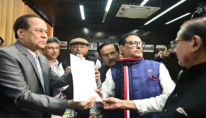 প্রধান নির্বাচন কমিশনারের কাছে রাষ্ট্রপতির নির্বাচনের জন্য মোহাম্মদ সাহাবুদ্দিন চুপ্পুর নামে দুটি মনোনয়নপত্র জমা দিচ্ছেন আওয়ামী লীগের নেতাকর্মীরা। প্রবা ফটো