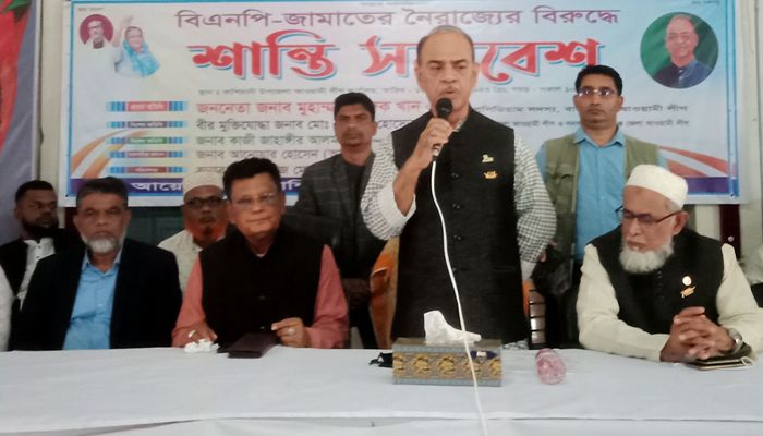 শান্তি সমাবেশে বক্তব্য রাখেন আওয়ামী লীগের প্রেসিডিয়াম সদস্য মুহাম্মদ ফারুক খান। প্রবা ফটো