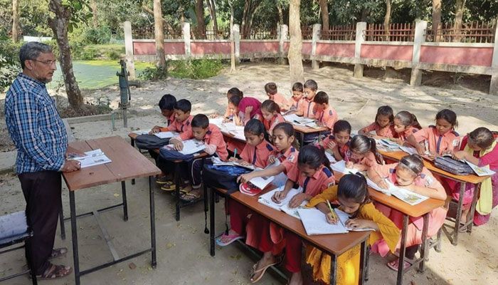 বিদ্যালয় ভবনে ফাটল খোলা মাঠে চলছে পাঠদান