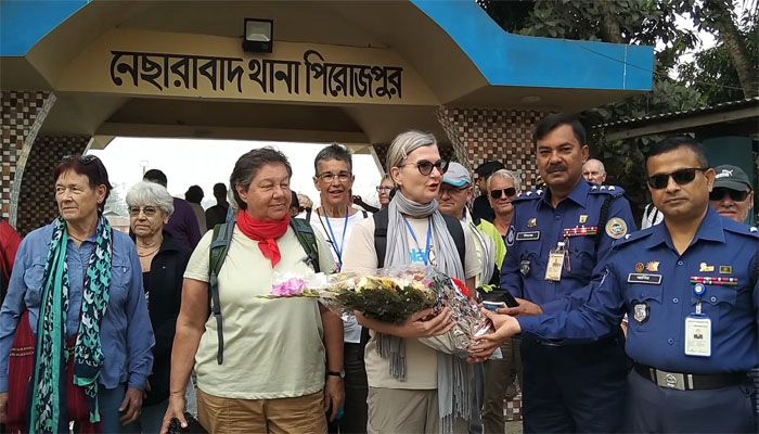 গঙ্গাবিলাসের পর্যটকদের নেছারাবাদ পরিদর্শন