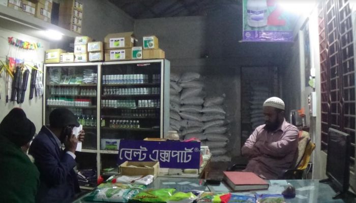 হবিগঞ্জের বানিয়াচংয়ের ডিলার আফজাল চৌধুরীর বিরুদ্ধে বেশি দামে সার বিক্রির অভিযোগ উঠেছে। প্রবা ফটো