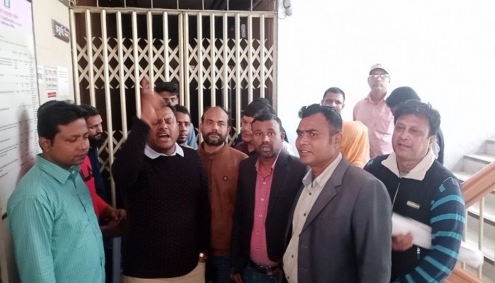 ইসলামী বিশ্ববিদ্যালয়ের উপাচার্য কার্যালয়ে তালা ঝুলিয়ে আন্দোলন করছেন অস্থায়ী চাকুরীজীবী পরিষদ। প্রবা ফটো