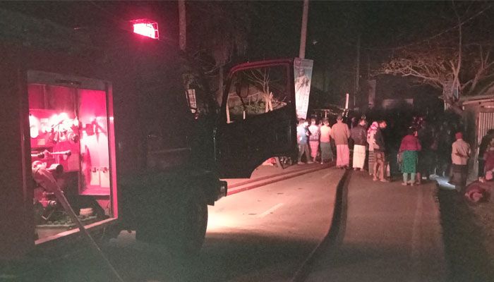 আগুন নেভানোর চেষ্টা করছেন ফায়ার সার্ভিসের সদস্যরা। প্রবা ফটো