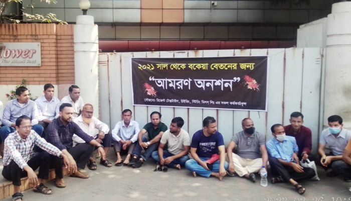 বেতন পাওয়ার প্রতিশ্রুতি পেয়ে অনশন ভাঙলেন শ্রমিকরা