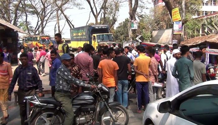 ছাত্রলীগ নেতার বিরুদ্ধে চাঁদাবাজির অভিযোগে সাতক্ষীরায় সড়ক অবরোধ