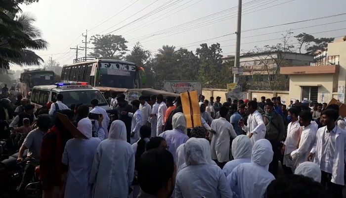 সাতক্ষীরায় ম্যাটস শিক্ষার্থীদের সড়ক অবরোধ 