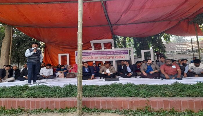 গভর্নিং বডি বিলুপ্তির দাবিতে ধানমন্ডি আইডিয়ালের শিক্ষকদের কর্মবিরতি চলছে