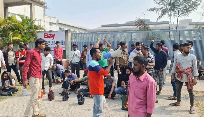 সাভারে ছাঁটাইয়ের প্রতিবাদে কারখানা শ্রমিকদের বিক্ষোভ