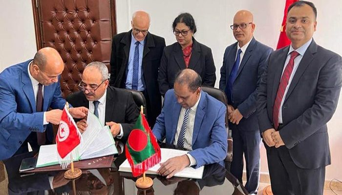 টিএসপি সার আনতে চুক্তিতে স্বাক্ষর করেন বিএডিসির চেয়ারম্যান আব্দুল্লাহ সাজ্জাদ ও জিসিটির জেনারেল ম্যানেজার মোহাম্মেদ রিধা ছালঘৌম। প্রবা ফটো