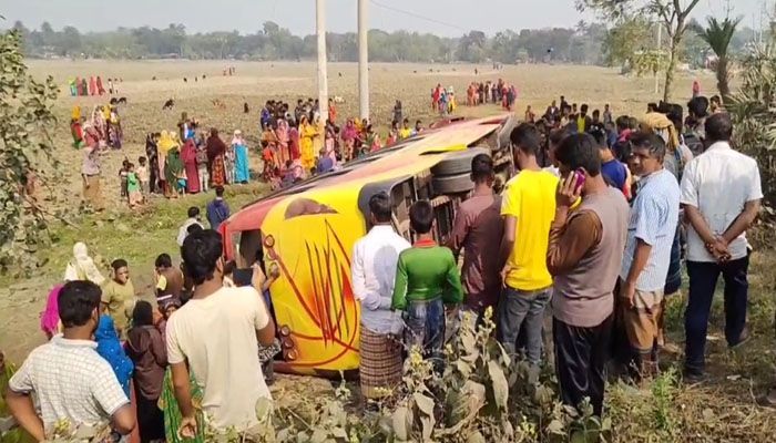 মেহেরপুরে পিকনিকের বাস উল্টে আহত ৩০