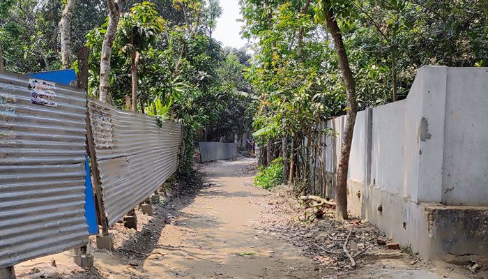 বাঞ্ছারামপুরে হালট দখল করে সীমানা প্রাচীর নির্মাণ, রাস্তার কাজ বন্ধ