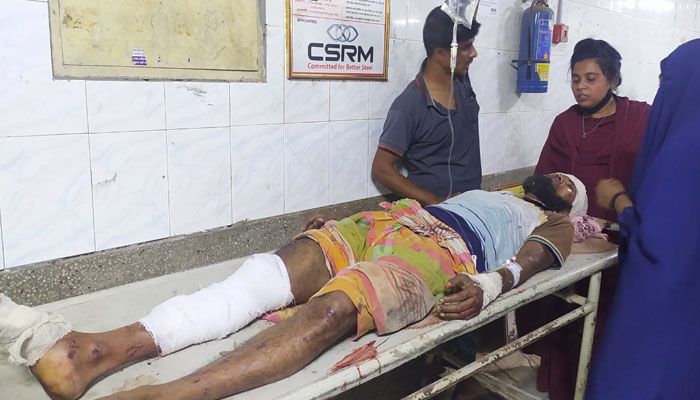বিস্ফোরণে হতাহত স্বজনদের খুঁজতে ঢামেকে ভিড়