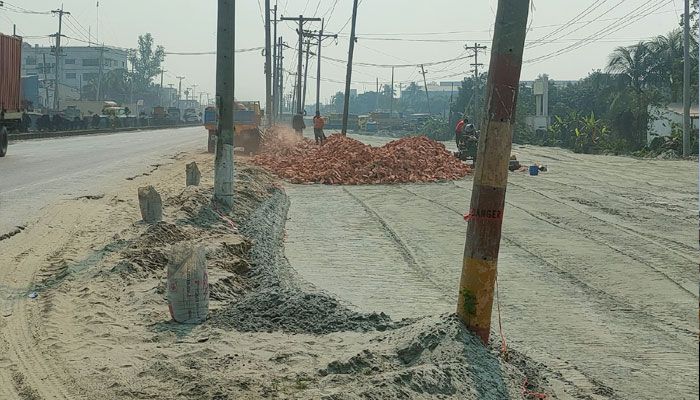 বিদ্যুতের খুঁটি রেখেই চলছে ইউটার্ন নির্মাণ