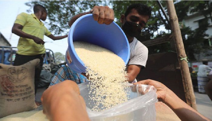 গরিবের সরকারি চালে নেতাদের থাবা
