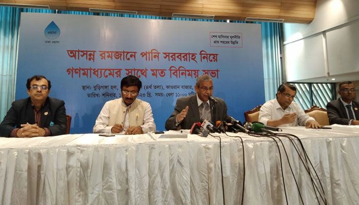 আসন্ন রমজান মাসে পানি সরবরাহ নিয়ে কাওরান বাজার ওয়াসা ভবনে গণমাধ্যমের সঙ্গে মতবিনিময় সভায় বক্তব্য রাখছেন  ঢাকা ওয়াসার ব্যবস্থাপনা পরিচালক তাকসিম এ খান (এমডি)।