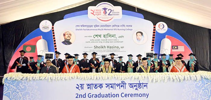 গাজীপুরের কাশিমপুরে শেখ ফজিলাতুন নেছা মুজিব মেমোরিয়াল কেপিজে নার্সিং কলেজের দ্বিতীয় স্নাতক সমাপনী অনুষ্ঠানে সনদপ্রাপ্তদের মাঝে প্রধান অতিথি প্রধানমন্ত্রী শেখ হাসিনা । ছবি : পিএমও 